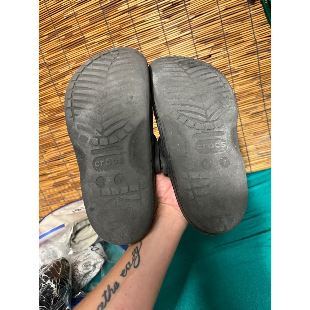 Crocs Size M5 W7 Classic Clog Black Foam Slip On Shoes - Picture 2 of 3